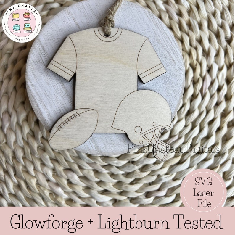 Puede incluir: Un recorte de madera de una camiseta de f&uacute;tbol, un casco y un bal&oacute;n de f&uacute;tbol. El dise&ntilde;o est&aacute; en una placa redonda de madera. El texto "Glowforge + Lightburn Tested" est&aacute; en la parte inferior de la imagen. El texto "SVG Laser File" est&aacute; en un c&iacute;rculo en la parte inferior derecha de la imagen.