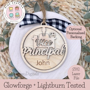 Plik do cyfrowego cięcia grawerowanego laserowo SVG | Ozdoba wicedyrektora | Wieszak samochodowy | Opcjonalne podłoże testowane przez Glowforge Lightburn