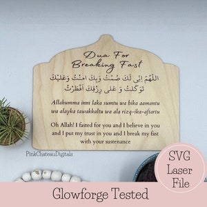Könnte beinhalten: Ein Holzschild mit einem ausgeschnittenen Bogen an der Oberseite. Das Schild hat einen braunen Hintergrund und weißen Text. Der Text lautet "Dua For Breaking Fast" und enthält ein arabisches Gebet. Das Schild ist für den Laserschnitt konzipiert.