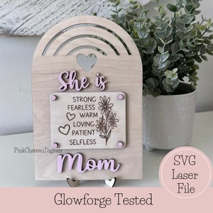 SVG lasergegraveerd gesneden bestand | She Is Mom | Geweldig verjaardagscadeau | Moederdag | Klaar en getest met Glowforge | Aangepast houtbestand.