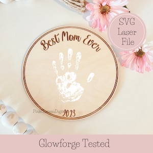 Presente de Dia das Mães | Crianças mão pé placa SVG laser gravado corte arquivo redimensionável | Melhor mãe | 2023 Glowforge pronto e testado | Arquivo de madeira