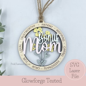 BONUS MOM Ornament SVG lasergegraveerd gesneden bestand | Inspirerende beschrijvende woorden | Klaar en getest met Glowforge | Op maat gesneden houtbestand