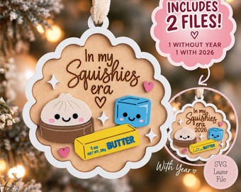 Könnte beinhalten: Ein gewelltes Holzornament mit dem Text In my Squishies era, einem Knödel, einem blauen Würfel und einem gelben Butterstück mit der Aufschrift 1 oz NET WT. 28g. Enthält zwei SVG-Laserdateien, eine mit dem Jahr 2026 und eine ohne Jahr.