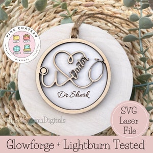 DOUTOR Ornament SVG Arquivo de corte gravado a laser | Glowforge Lightburn testado | Camada traseira opcional de madeira personalizada