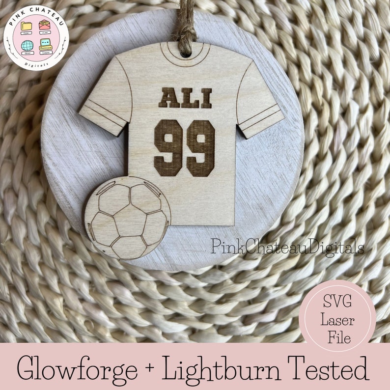 Puede incluir: Un recorte de madera de una camiseta de f&uacute;tbol con el nombre "ALI" y el n&uacute;mero "99" en ella. Se incluye un bal&oacute;n de f&uacute;tbol en el dise&ntilde;o. El recorte est&aacute; sobre un fondo tejido.