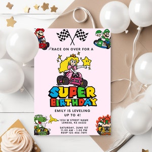 Puede incluir: Una invitación de cumpleaños rosa y blanca con una imagen de dibujos animados de la princesa Peach de la serie de videojuegos Super Mario conduciendo un coche de carreras. La invitación dice "Race on over for a Super Birthday" e incluye el texto "Emily is leveling up to 4!" con detalles para la fiesta.