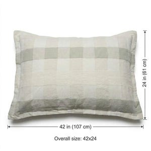 Può includere: Un cuscino rettangolare con un motivo a quadri beige chiaro e verde salvia. Il cuscino presenta un bordo a volant e misura 107 cm per 61 cm, come indicato dalle linee di quota e dal testo stampato sull'immagine.