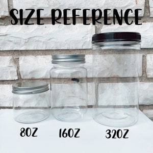 Pu&ograve; includere: Tre barattoli di vetro trasparente con coperchi argentati e di diverse dimensioni. I barattoli sono etichettati 8oz, 16oz e 32oz. Il testo "SIZE REFERENCE" &egrave; in alto nell'immagine.
