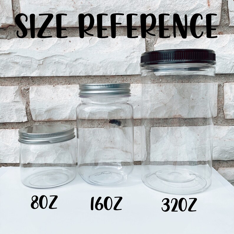 Pu&ograve; includere: Tre barattoli di vetro trasparente con coperchi argentati e di diverse dimensioni. I barattoli sono etichettati 8oz, 16oz e 32oz. Il testo "SIZE REFERENCE" &egrave; in alto nell'immagine.