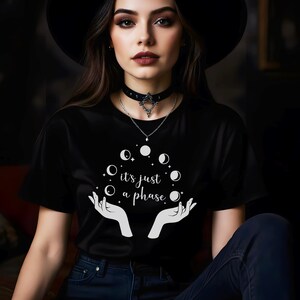 É apenas uma fase da Lua SVG PNG - Design Boho Witchy Halloween para camisetas, canecas, decoração - Clipart Celestial Místico - Uso Comercial OK