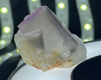 Cristal de fluorita violeta violeta grabado en pirámide perfecta de Yaogangxian en muestra de miniatura de matriz de calcita Cristal grabado en púrpura