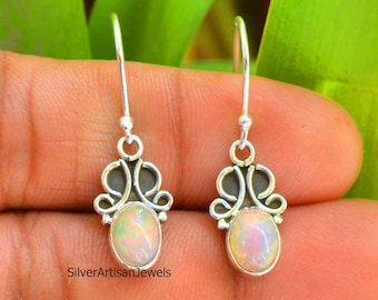 Natürliche äthiopische Opal Ohrringe, Feuer Ohrring, 925 Sterling Silber Ohrringe, Oval äthiopischer Ohrring, moderner Schmuck, 6X8 Opal Boho Haken Ohrring