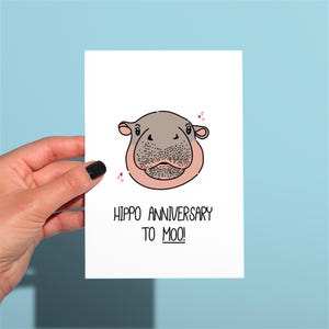 Biglietto di anniversario di Moo Deng, biglietto d'amore divertente per l'anniversario dell'ippopotamo, divertente cucciolo di ippopotamo ispirato al meme di TikTok