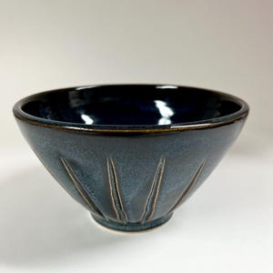 Bol bleu sculpté, poterie sculptée à la main, bol en poterie, bol moyen, bol en poterie bleue, cadeaux poterie uniques, bol de crème glacée, bol de céréales