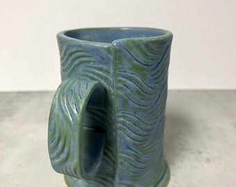 Tazza in ceramica testurizzata blu e verde fatta a mano