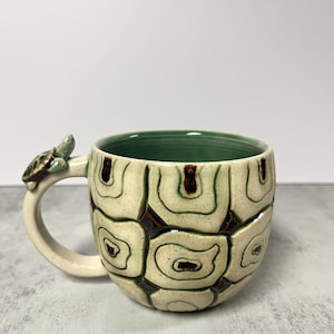 Taza de cerámica de tortuga, taza con temática de tortuga, taza con temática de animales, taza tallada a mano, taza con caparazón de tortuga, regalos únicos de cerámica, regalos únicos, regalo de tortuga