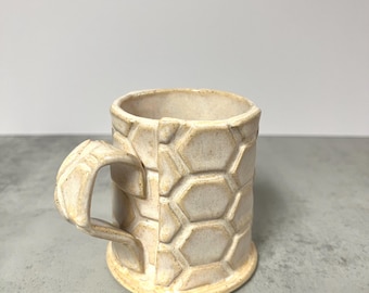 Handgemaakte bijenmok van aardewerk, honingraatontwerp, mok espressoformaat