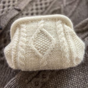 Clutch Cara mit Aran Mustern - deutsche pdf- Strickanleitung - perfekt für Anfänger - Schritt für Schritt und mit vielen Bildern