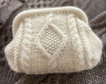 Clutch Cara mit Aran Mustern - deutsche pdf- Strickanleitung - perfekt für Anfänger - Schritt für Schritt und mit vielen Bildern