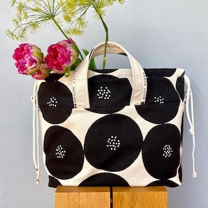 English version PDF sewing pattern projectbag Bi&Si  in 2 sizes for knitting supplies for you or your friend: modern scandi style