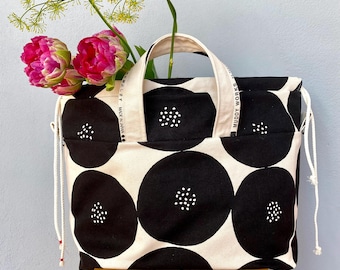 English version PDF sewing pattern projectbag Bi&Si in 2 sizes for knitting supplies for you or your friend: modern Scandi style