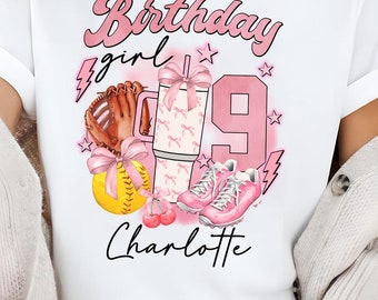 Könnte beinhalten: Weißes T-Shirt mit einem pinkfarbenen und weißen Grafikdesign mit einem Softball, einem Milchshake, einem Paar Turnschuhen und dem Text "Birthday girl 9 Charlotte".
