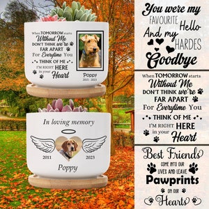 Könnte beinhalten: Zwei weiße Keramik-Pflanztöpfe mit Holzsockel, die ein Foto eines Hundes und den Text "When TOMORROW starts Without Me DON'T THINK We're FAR APART For Everytime You THINK OF ME I'M RIGHT HERE in your Heart Poppy 2015-2023" und "In loving memory 2011 Poppy 2023" zeigen. Die Töpfe sind mit grünen Sukkulenten gefüllt.