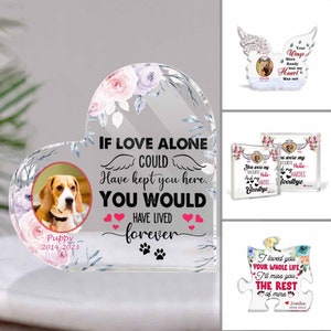 Puede incluir: Una placa conmemorativa de acrílico transparente en forma de corazón con un diseño floral y una foto de un beagle. La placa tiene el texto "Si el amor solo pudiera haberte mantenido aquí, habrías vivido para siempre".