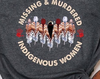 Koszulka z napisem „Zaginione i zamordowane rdzenne kobiety”, koszulka MMIW, „Koniec z kradzionymi siostrami”, „Nosimy czerwony sweter z odciskiem dłoni”
