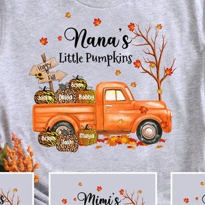 Może przedstawiać: Szary T-shirt z nadrukiem pomarańczowego samochodu ciężarowego przewożącego dynie z imionami. Tekst "Nana's Little Pumpkins" znajduje się nad ciężarówką. Są trzy inne T-shirty z tym samym wzorem, ale z różnymi imionami: "Grandma's Little Pumpkins", "Mimi's Little Pumpkins" i "Gigi's Little Pumpkins".