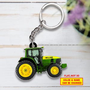 Puede incluir: Llavero de tractor verde y amarillo con el nombre "WILLIAM" en el lateral. El llavero es plano y no en 3D. El color y el nombre se pueden cambiar.