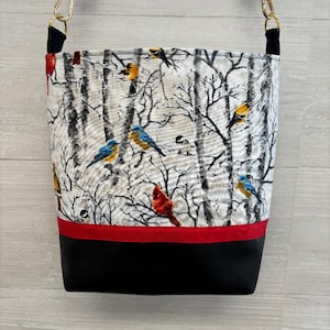 Cartera cruzada de tela con fondo de vinilo y pájaros invernales
