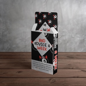 Könnte beinhalten: Eine schwarz-weiße Kartenspielbox mit dem Text "BAD ADVICE A WEEK". Die Box hat ein rautenförmiges Design und ein Pinguinmuster. Die Box enthält 52 Karten mit fragwürdigen Lebenstipps.
