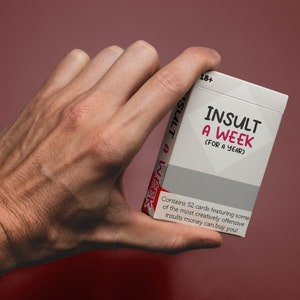 Insulto a settimana 18+ - Pacchetto di carte divertenti e maleducate, regalo di compleanno per un amico - Riempitivo per calze / regalo di compleanno