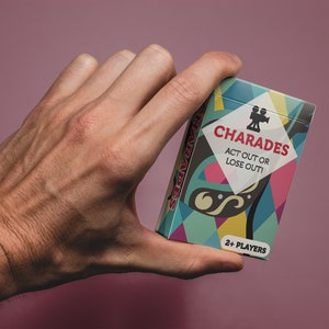 Charadas: 50 cartas con 200 indicaciones divertidas (charadas para adultos y familias, juegos portátiles para acampar, juegos de Navidad y juegos festivos)