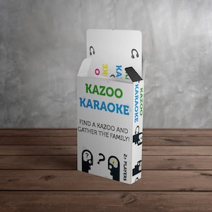 Kazoo Karaoke Music Decades - 52 carte con 192 spunti giocosi (Sciarade per adulti/famiglie, giochi di Natale e giochi per le feste)