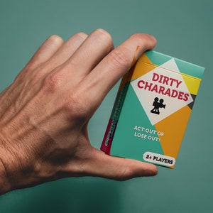 Dirty Charades - 52 cartes avec 96 invites ludiques (charades pour adultes, jeu de poule grossier/jeu de cerf)