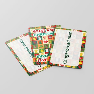 Puede incluir: Tres tarjetas de juego con tem&aacute;tica navide&ntilde;a con un patr&oacute;n de cuadros verdes, rojos y amarillos. Las tarjetas tienen el texto "What am I?" y "Gingerbread man".
