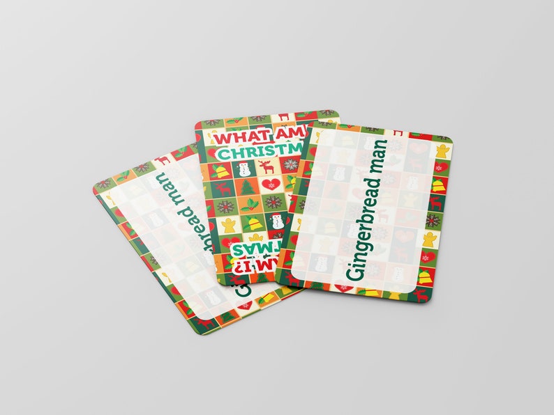 Puede incluir: Tres tarjetas de juego con tem&aacute;tica navide&ntilde;a con un patr&oacute;n de cuadros verdes, rojos y amarillos. Las tarjetas tienen el texto "What am I?" y "Gingerbread man".