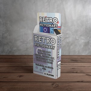 Retro Pictionary - Pre anni 2000 - 52 carte con 96 suggerimenti (gioco per adulti/famiglia, gioco di Natale e giochi festivi)