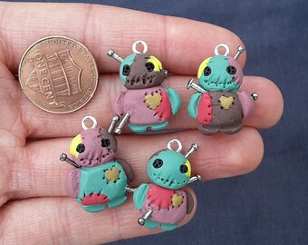 Gruselige süße Voodoo Anhänger und Ohrringe