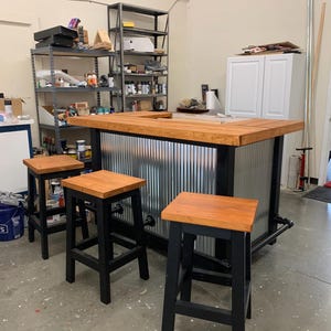 Bar con sgabelli da bar