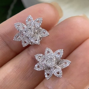 Pendientes de oro blanco con diamantes y racimo de flores