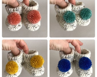 Virkade babytossor, babyskor, unisex babystövlar, present till nyfödd, babyshowerpresent, pompomtossor, present till bebis, könsneutral bebis