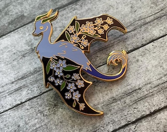 Broche de Esmalte Dragão Não Me Esqueças LE | Broche de Esmalte Duro de 5 cm Inspirado em Flor, Criatura Fantástica Mítica Dragão Voador, Edição Limitada, Dourado