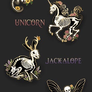 Puede incluir: Seis pines de esqueleto dorado con detalles florales. Los pines representan un grifo, un drag&oacute;n, un unicornio, un jackalope, un hada y una sirena. Cada pin tiene un dise&ntilde;o de esqueleto en blanco y negro con detalles dorados y florales.