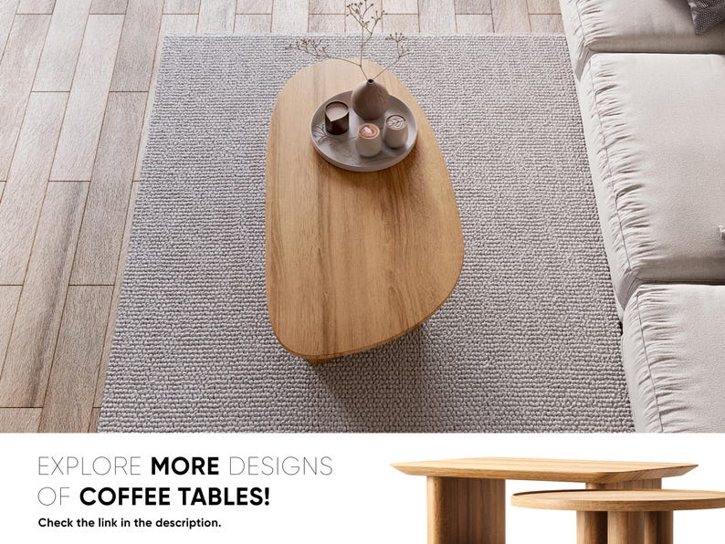 Puede incluir: Una mesa de centro de madera clara con forma org&aacute;nica, colocada sobre una alfombra gris. La mesa tiene una peque&ntilde;a bandeja con velas y un jarr&oacute;n. El texto "EXPLORE MORE DESIGNS OF COFFEE TABLES!" es visible.
