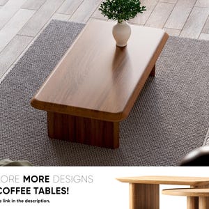 K&ouml;nnte beinhalten: Ein hellbrauner Holz-Couchtisch mit abgerundeten Kanten steht auf einem grauen Teppich. Der Tisch hat ein schlichtes, modernes Design und ist perfekt f&uuml;r ein Wohnzimmer oder Schlafzimmer.