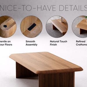 K&ouml;nnte beinhalten: Ein Couchtisch aus Holz mit nat&uuml;rlicher Oberfl&auml;che. Der Tisch hat abgerundete Kanten und eine glatte Montage. Der Tisch wird mit Details gezeigt, die den sanften Bodenschutz, die glatte Montage, die nat&uuml;rliche Haptik und die raffinierte Handwerkskunst hervorheben.