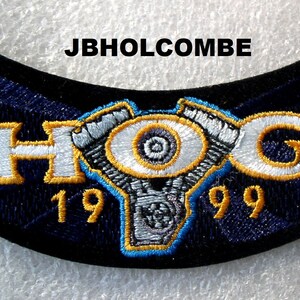 Könnte beinhalten: Ein blaues und schwarzes Harley Davidson HOG Motorradclub-Patch mit einem weißen gestickten Logo und dem Text "HOG 1999".